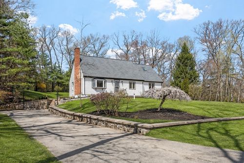 9 Grand St, Wilmington, MA, 01887-2618 | Card Image