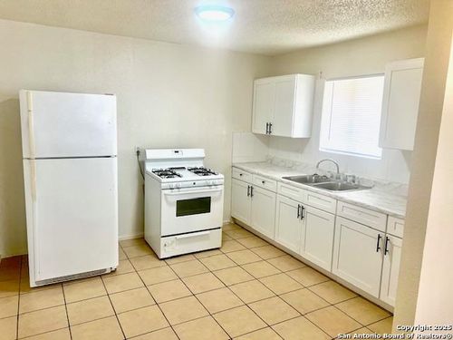 140-144 W Villaret Blvd, San Antonio, TX, 78221-3944 | Card Image