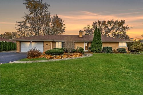 17 N Wildwood Dr, Prospect Heights, IL, 60070-1042 | Card Image