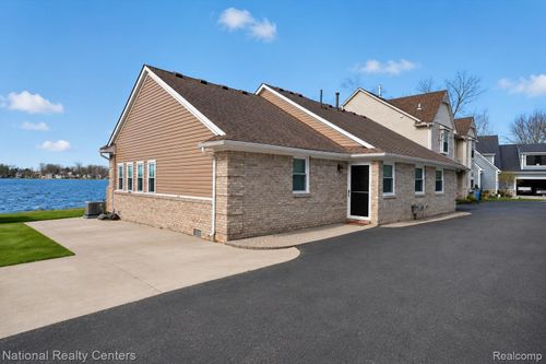 560 Black Oaks Trl, Howell, MI, 48843-6143 | Card Image