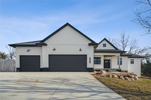 2939 Diamondhead Rd, Hiawatha, IA, 52233-8003 | Card Image