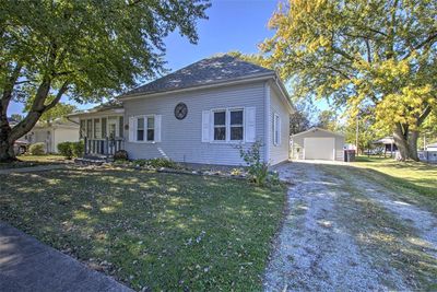 321 N Poplar Street, House other with 2 bedrooms, 1 bathrooms and null parking in Assumption IL | Image 2