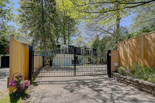 321 Lawrence Ave E, North York, ON, M4N1T8 | Card Image