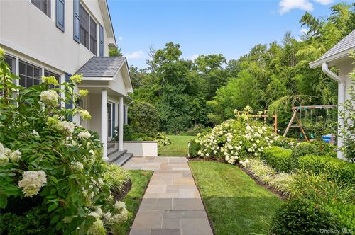 11 Morgan Ln, Locust Valley, NY, 11560-2418 | Card Image