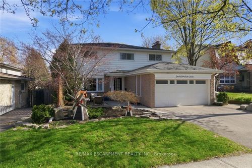 2401 Sinclair Cir, Burlington, ON, L7P3C2 | Card Image