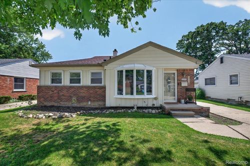 23002 Carolina St, Saint Clair Shores, MI, 48080-2537 | Card Image