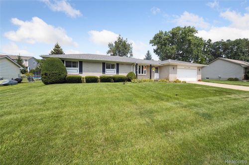 8268 Cooley Beach Dr, White Lake, MI, 48386-4310 | Card Image