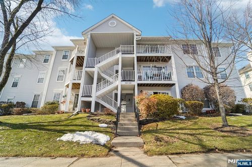 528 Holly Ct, Mahwah, NJ, 07430-3411 | Card Image