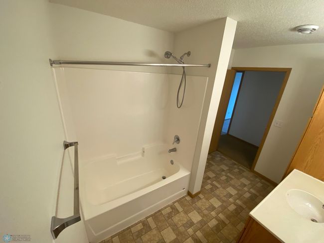 Main Bath.jpg | Image 16