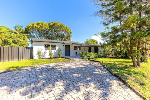 9148 Bamboo Dr, Palm Beach Gardens, FL, 33410-5916 | Card Image