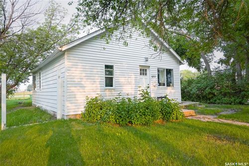 693 Retallack St, Regina, SK, S4T2G5 | Card Image