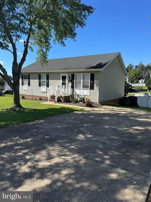 425 E Fairchild Dr, STRASBURG, VA, 22657-2549 | Card Image