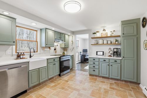 11 Elwood Rd, Derry, NH, 03038-5426 | Card Image