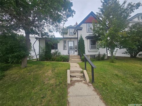 428 1 St Ave Nw, House with 5 bedrooms, 4 bathrooms and 3 parking in Swift Current SK | Card Image