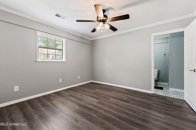 414 Demontluzin primary en-suite | Image 11