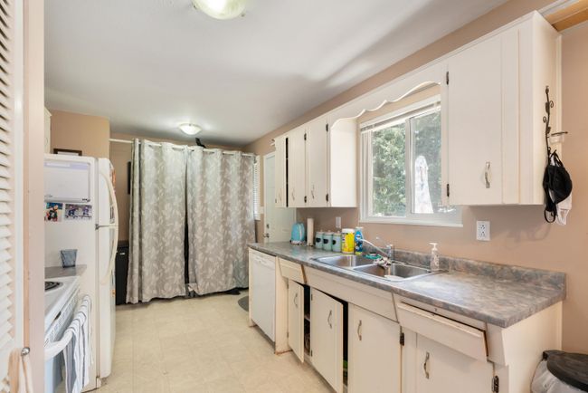 18340 63 A Avenue, House other with 6 bedrooms, 2 bathrooms and 4 parking in Surrey BC | Image 5