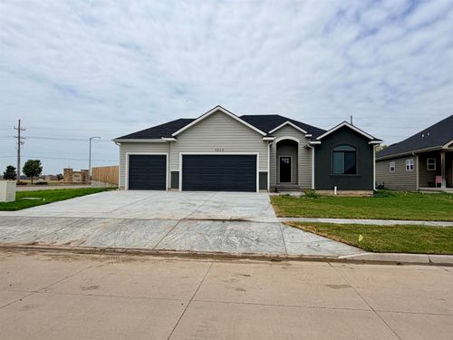 2824 Crystal Lake Dr, Salina, KS, 67401-6458 | Card Image