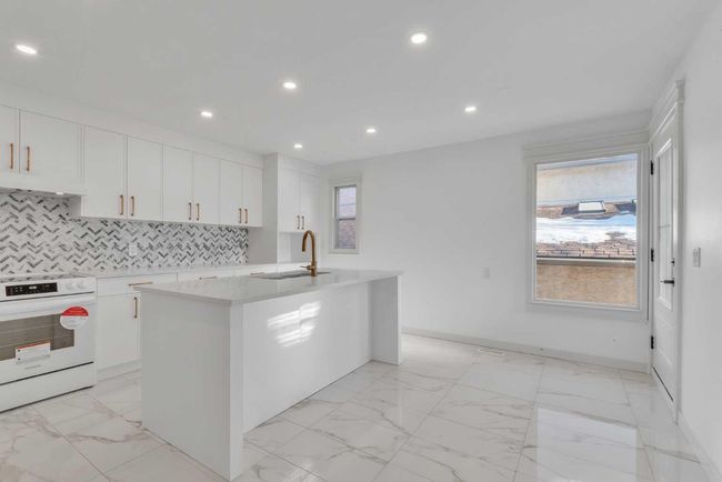 116 Strathcona Close Sw, House other with 4 bedrooms, 4 bathrooms and 4 parking in Calgary AB | Image 4