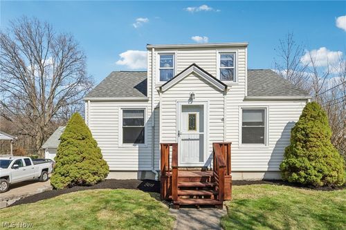 2825 Orchard Dr, Willoughby Hills, OH, 44092-1421 | Card Image