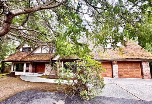 2565 Annabern Cres, Saanich, BC, V8N5E9 | Card Image