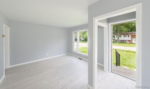 23383 Cayuga Ave, Hazel Park, MI, 48030-2703 | Card Image