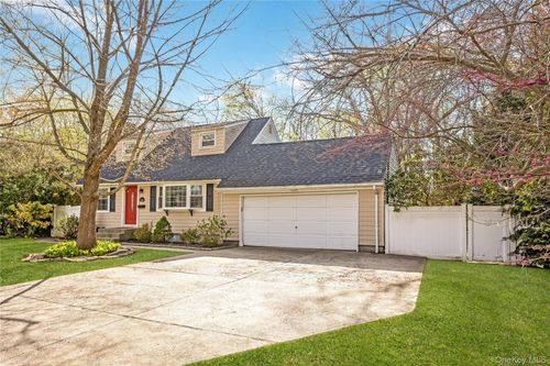 360 Renee Dr, Bayport, NY, 11705-1223 | Card Image