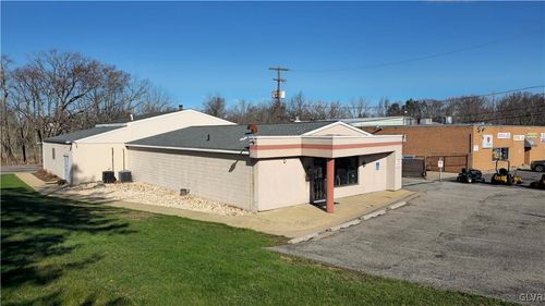 850 N West End Blvd, Quakertown, PA, 18951-4104 | Card Image