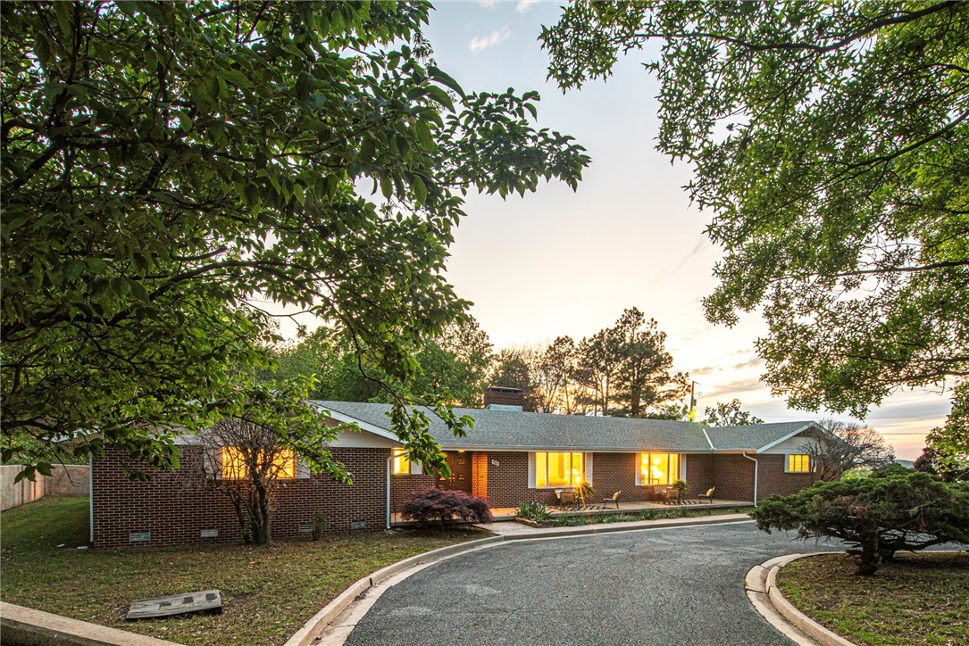 Hall Ave, Fayetteville, AR 72701