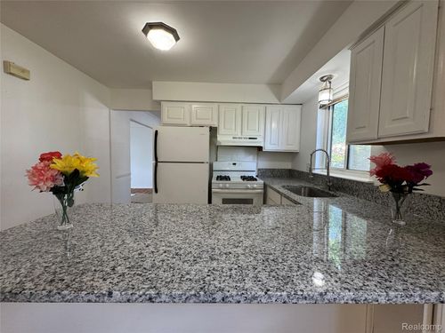 29318 Orvylle Dr, Warren, MI, 48092-2355 | Card Image