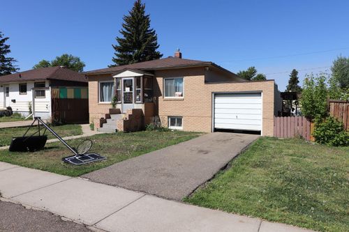 230 5 Street Se, Redcliff, AB, T0J2P0 | Card Image