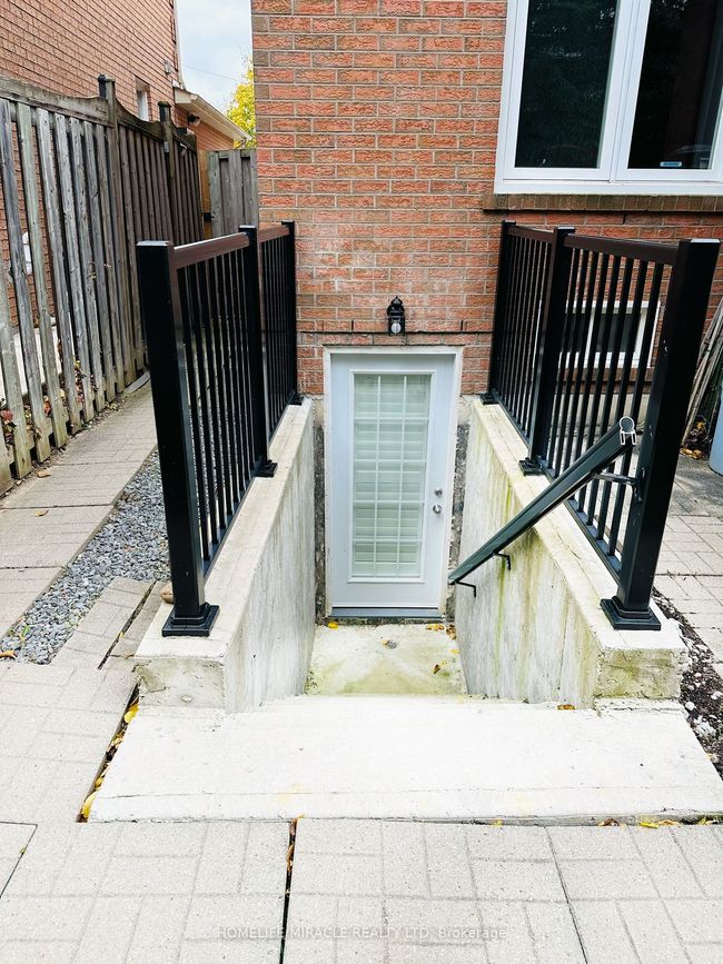 1439 Emerson Lane, Home with 2 bedrooms, 1 bathrooms and 2 parking in Mississauga ON | Image 7