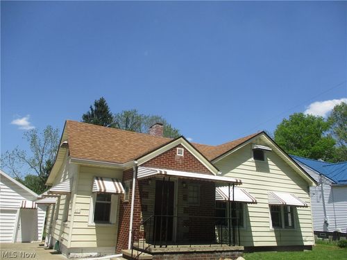 411 Eastlawn St, Geneva, OH, 44041-1613 | Card Image