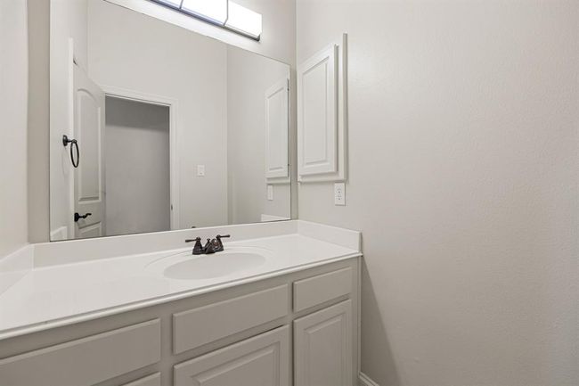 Secondary bathroom. | Image 39