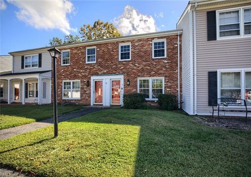 3 Towne Square Dr, Newport News, VA, 23607-1526 | Card Image