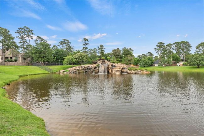 Beautiful lake with waterfall at the entrance of this prestigious neighborhood. | Image 43