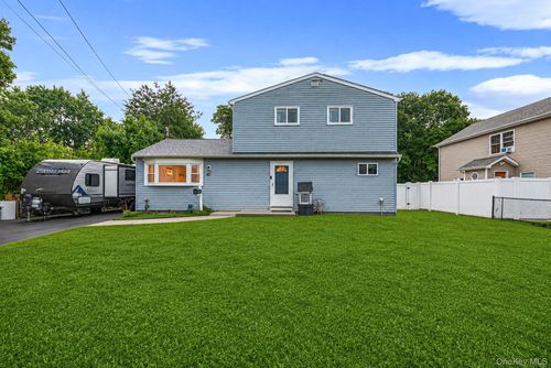 40 E Oakdale St, Bay Shore, NY, 11706-2726 | Card Image