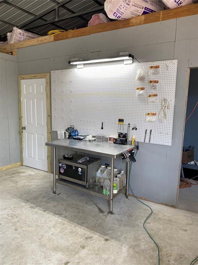 000 Old Farm Market 705 S, House other with 2 bedrooms, 2 bathrooms and 3 parking in Broaddus TX | Image 17