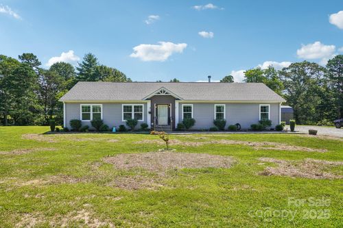 213 Big Oak Rd, Hendersonville, NC, 28792-8469 | Card Image
