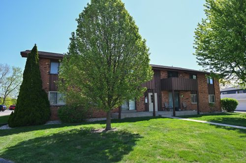 10352 W Whitnall Edge Ct, Franklin, WI, 53132-2818 | Card Image