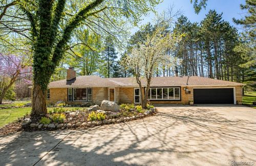 8780 Dixie Hwy, Birch Run, MI, 48415-8927 | Card Image