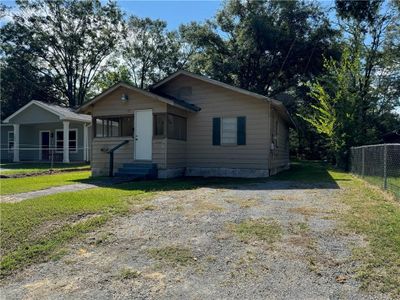 Bungalow with a front lawn | Image 1