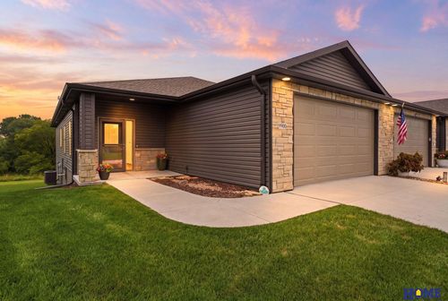 9900 Del Rio Dr, Lincoln, NE, 68516-6107 | Card Image