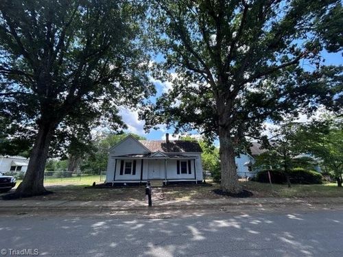 603 Thomas St, Reidsville, NC, 27320-4925 | Card Image