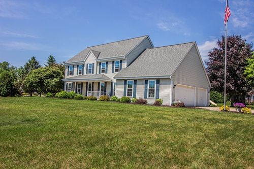 W196N11351 Shadow Wood Dr, Germantown, WI, 53022-2982 | Card Image