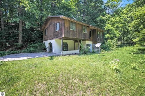 5457 N Manitou Trl W, Leland, MI, 49654-9713 | Card Image