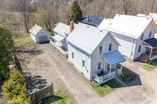 414 Moffat St, Pembroke, ON, K8A3X9 | Card Image