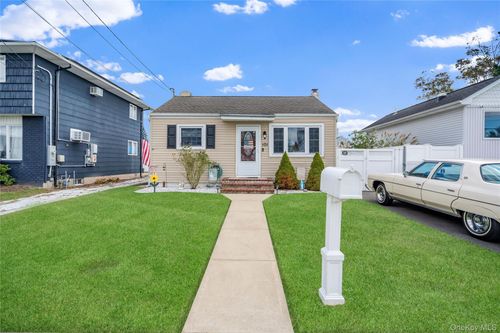 101 Miramar Blvd, Lindenhurst, NY, 11757-6419 | Card Image