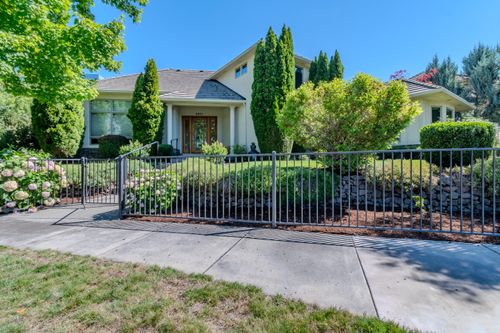 3371 Calle Vista Dr, Medford, OR, 97504-9279 | Card Image