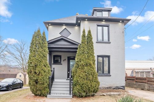 401 Fountain St S, Cambridge, ON, N3H1J2 | Card Image