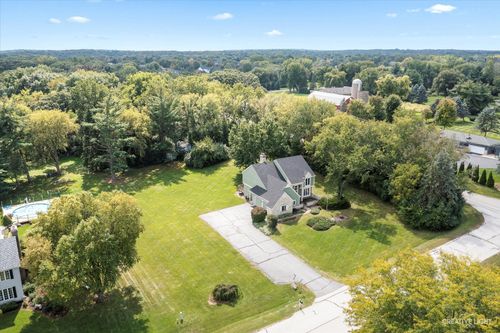 38W199 Heatherfield Dr, Elgin, IL, 60124-8802 | Card Image